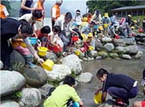 常願寺川水辺の楽校によるイベント：魚の放流